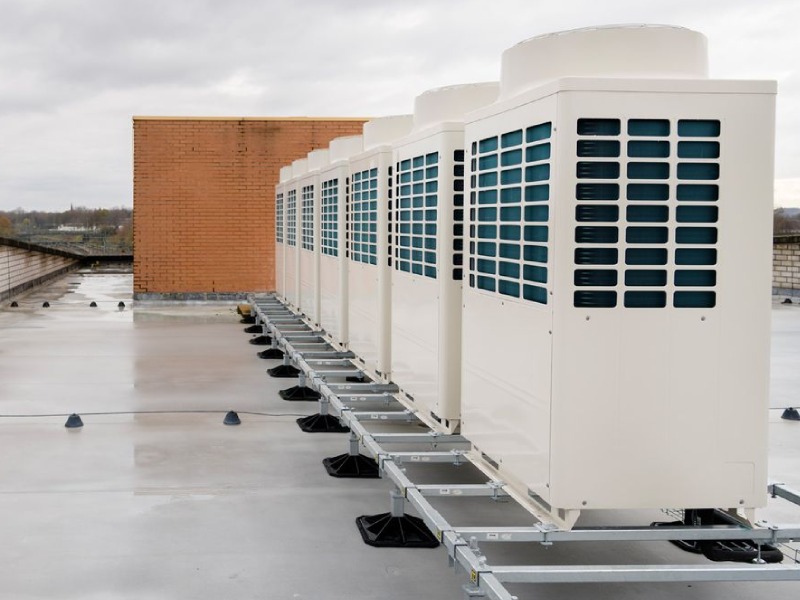 Meerdere airco-units geplaatst op een dak in Hoogeveen