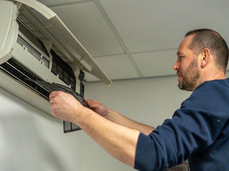 Airco installatie door een technicus van Schoonebeek Klimaattechniek