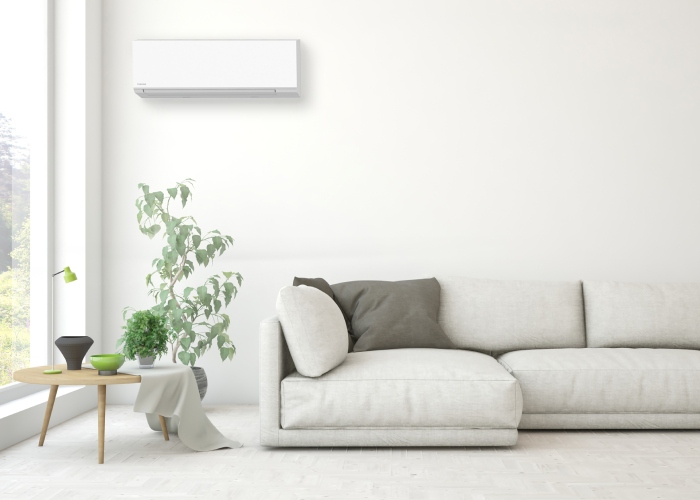 Airco in de woonkamer boven de bank