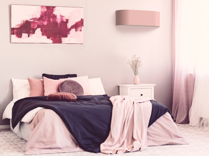 Een moderne slaapkamer met bijpassende airco aan de muur