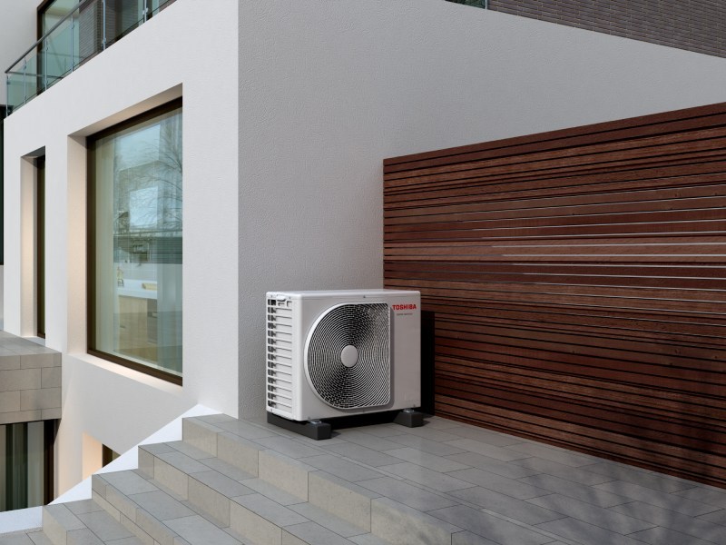 Een gemonteerde airco-unit aan de buitenzijde van een woning