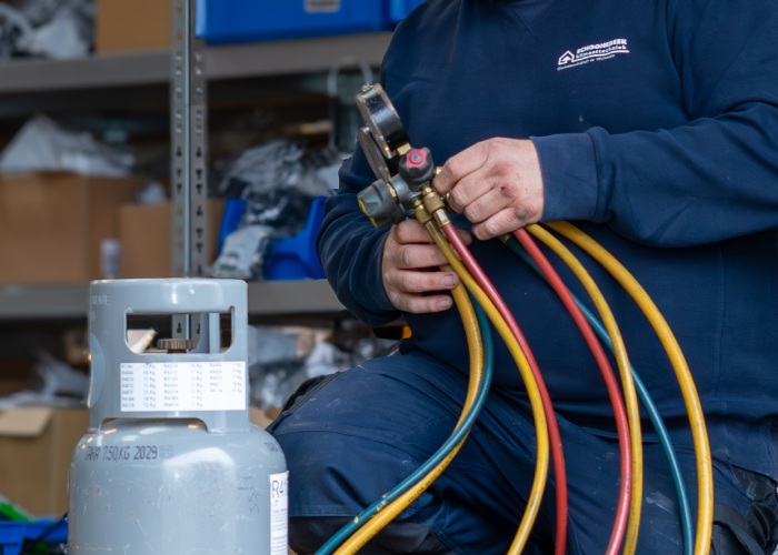 Technicus van Schoonebeek Klimaattechniek met apparatuur voor airco-installatie in Eelde