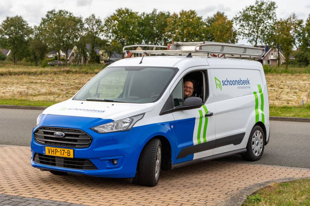 Toshiba Warmtepomp installateur van Schoonebeek Klimaattechniek in een bedrijfsbus