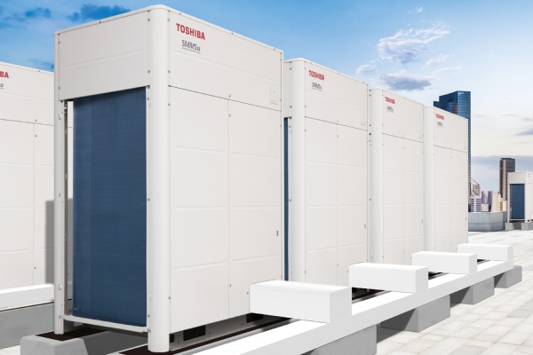 Warmtepompen van Toshiba geplaatst op het dak van een gebouw.