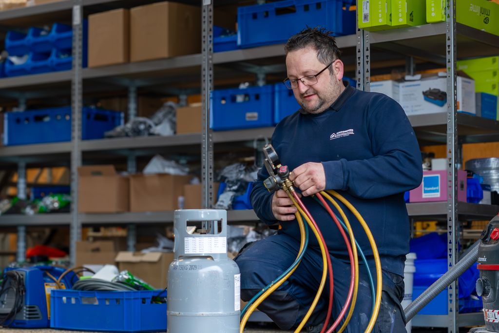 Installateur van een warmtepomp bezig met de voorbereiding
