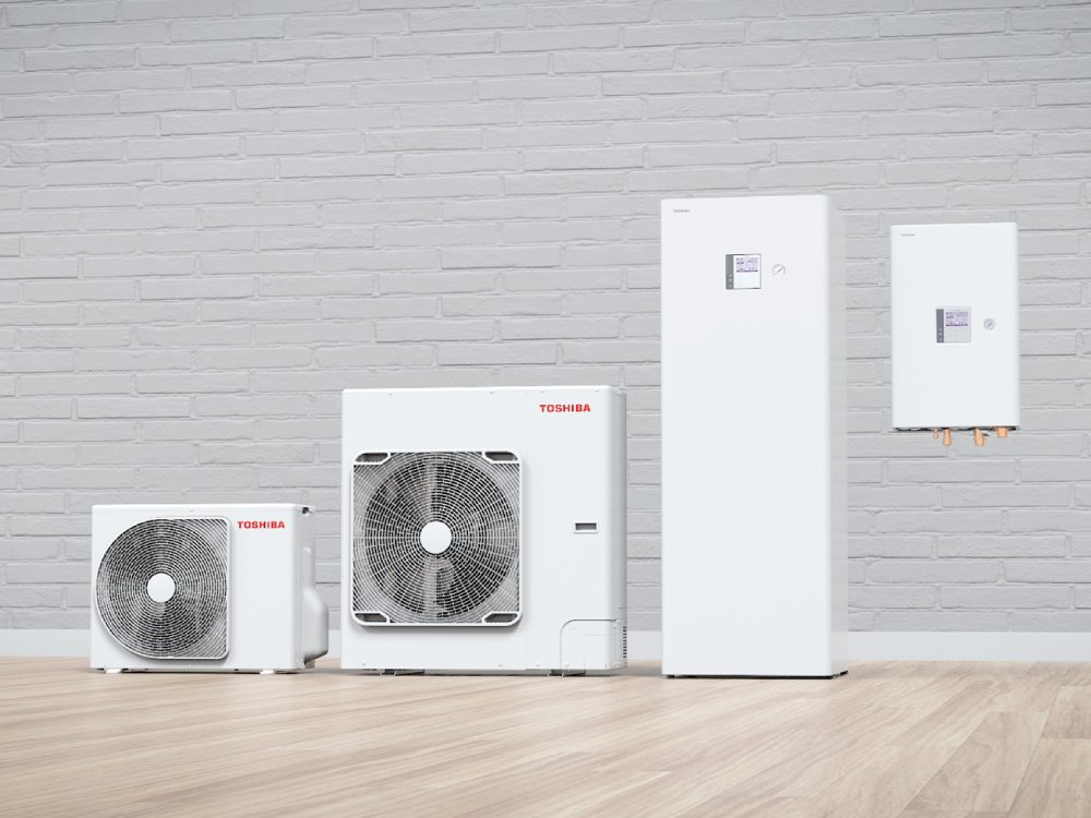 Verschillende Toshiba warmtepompunits opgesteld tegen een witte bakstenen muur.